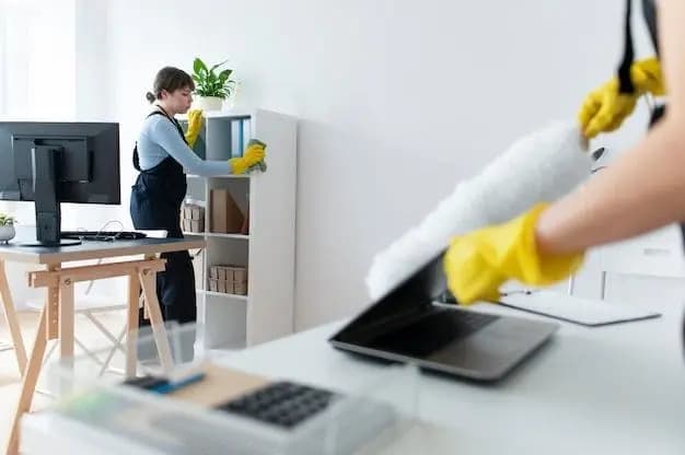 Agent APS nettoyant un bureau professionnel moderne