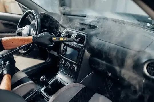 Voiture brillante après nettoyage complet par APS